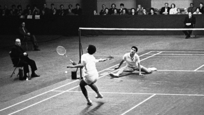 Pemain Malaysia, Tan Aik Huang (menghadap kamera) saat mencoba mengembalikan smash Rudy Hartono dalam partai final tunggal putra All England di Wembley Pool, London, Inggris, 23 Maret 1968. 