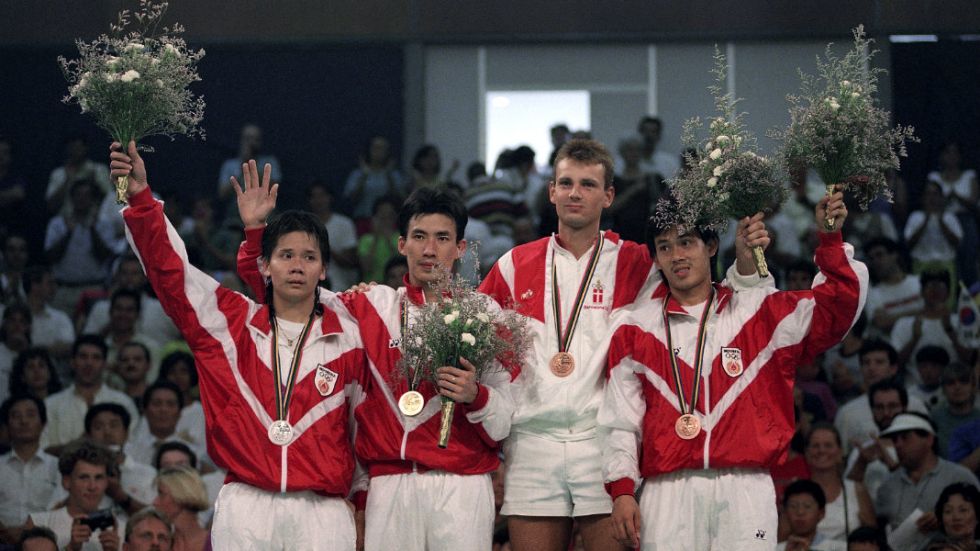 Peraih medali nomor tunggal putra pada Olimpiade Barcelona 1992 (kika): Ardy Wiranata (perak); Alan Budi Kusuma (emas); Thomas Steur-Lauridsen asal Denmark (perunggu); dan Hermawan Susanto (perunggu) sesaat setelah penyerahan medali pada 4 Augustus 1992. 