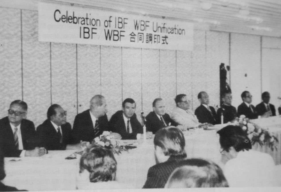 Suharso dan Sudirman (pertama dan kedua dari kiri) di antara para pemimpin IBF-WBF dalam perayaan penyatuan dua organisasi bulu tangkis dunia di Hotel Keizo Plaza, Tokyo, Jepang, 26 Mei 1981.