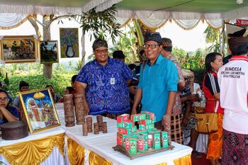 Direktur BUMDes Bhuana Utama Desa Panji Edy Susena (kiri) bersama Kepala Desa Baktiseraga Gusti Putu Armada (kanan) saat acara Bursa Inovasi Desa, yang diselenggarakan oleh Kementerian Desa, Pembangunan Daerah Tertinggal, dan Transmigrasi (Kemendes PDTT) yang diselenggarakan di Desa Sambangan, Kecamatan Sukasada, Kabupaten Buleleng pada Oktober 2018 lalu. Acara itu menjadi wadah bagi pengelola BUMDes menunjukkan produk inovasi di desa.