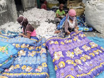 Perempuan menjadi bagian penting dalam proses pembuatan kasur di Dukuh Ngrejo, Desa Sumber, Kecamatan Trucuk, Kabupaten Klaten.
