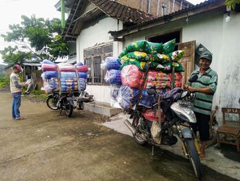 Tarto, warga Dusun Ngrejo siap berangkat menuju Pacitan untuk menawarkan kasur dagangannya.