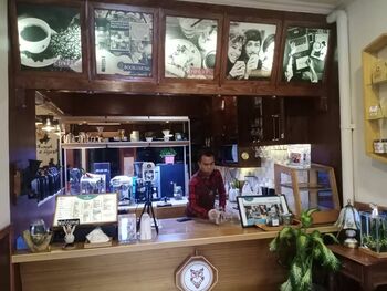 Salah satu barista Kopithong sedang beraktivitas di meja bar saat malam hari (11/5/2021)