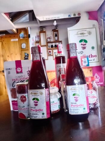 Produk sirop parijoto Alammu dan beberapa produk olahan lain seperti teh, permen dan keripik (2/5/2021.